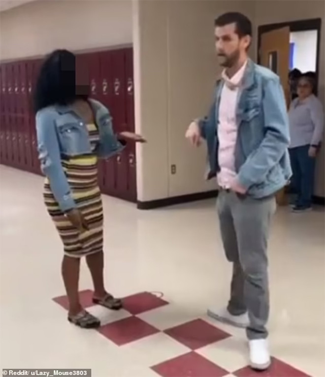 Bị tịch thu điện thoại, nữ sinh cấp 3 xịt hơi cay vào giáo viên - 1