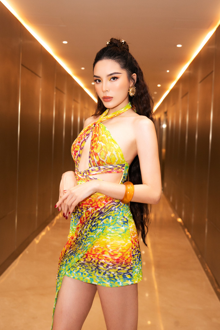 Kỳ Duyên, Thùy Anh khoe vóc dáng bốc lửa với trang phục sexy - 2