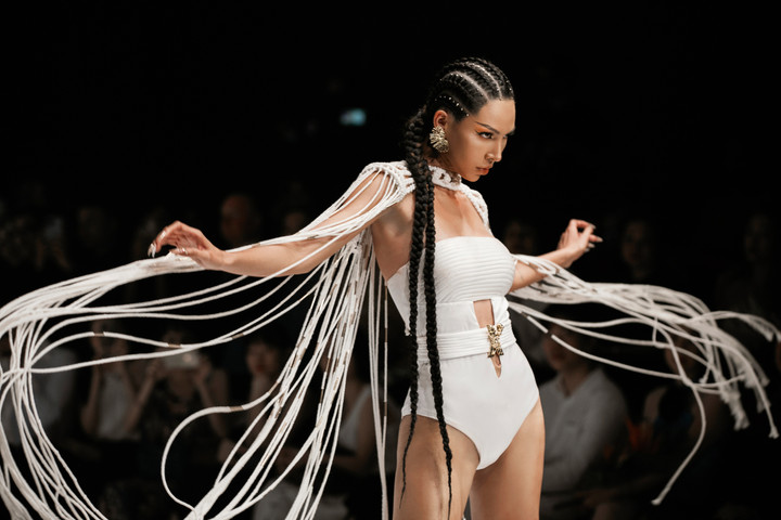 H’Hen Niê mặc áo ngực đúc bằng đồng nặng 5kg, mạ vàng 24k - 7