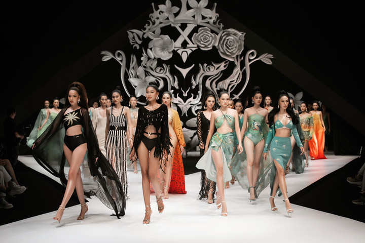 H’Hen Niê mặc áo ngực đúc bằng đồng nặng 5kg, mạ vàng 24k - 1