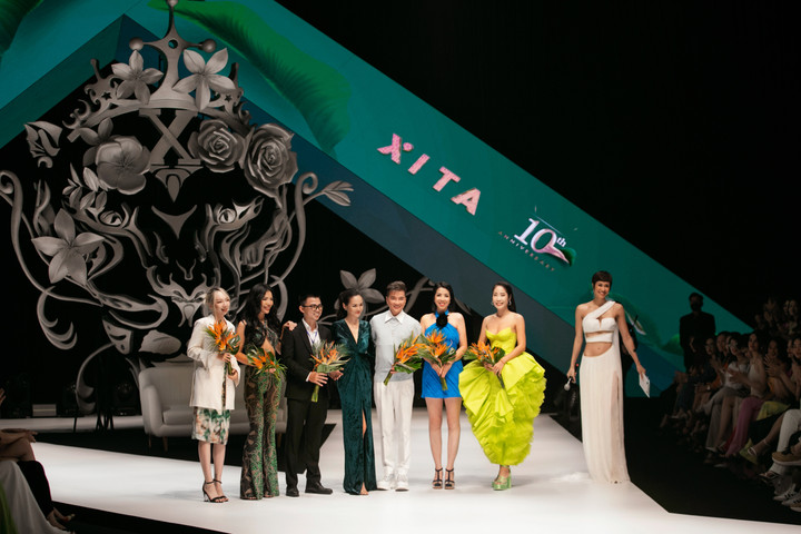 H’Hen Niê mặc áo ngực đúc bằng đồng nặng 5kg, mạ vàng 24k - 13