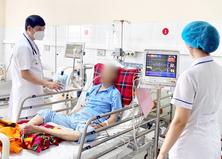 Cụ ông mắc COVID-19 vượt cửa tử ngoạn mục - 1