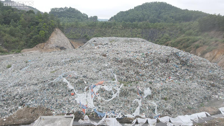 13 hộ dân bị bãi rác khổng lồ 'tra tấn', cầu cứu nhiều năm vẫn chưa được di dời - 12