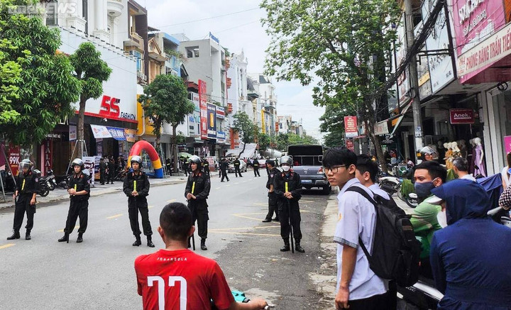 Hàng chục cảnh sát bao vây khu vực nhà trùm giang hồ xứ Thanh - 2