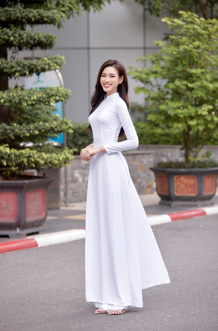 Chụp ảnh ở sân trường, Hoa hậu Đỗ Thị Hà khoe nhan sắc trong veo với áo dài  - 1