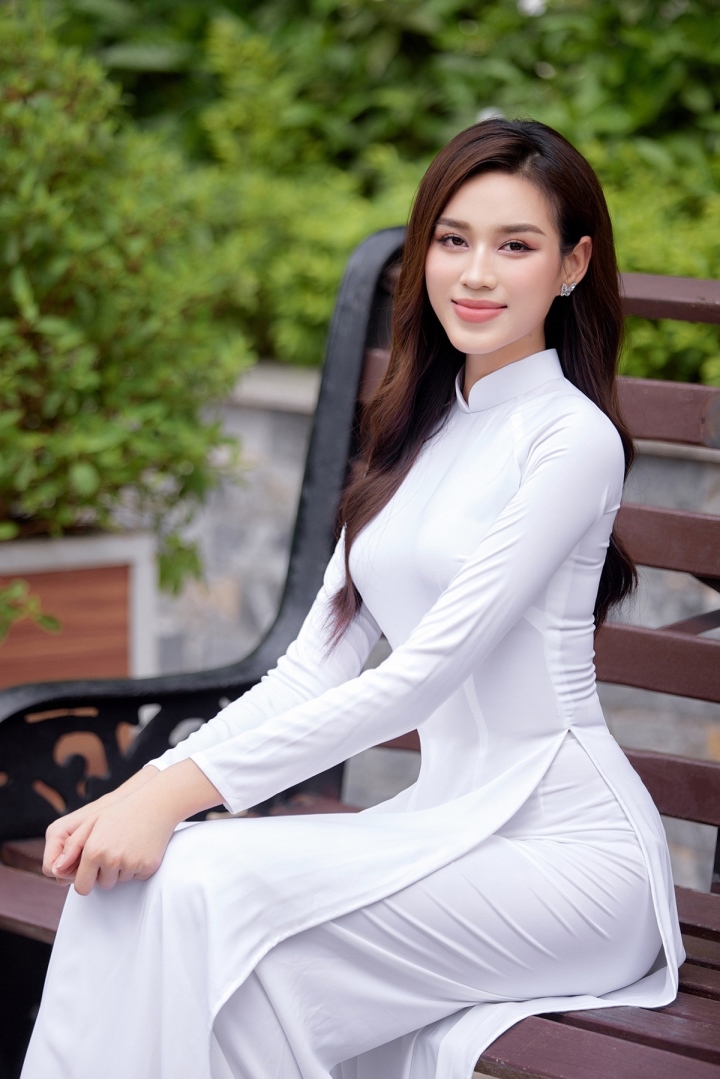 Chụp ảnh ở sân trường, Hoa hậu Đỗ Thị Hà khoe nhan sắc trong veo với áo dài  - 2