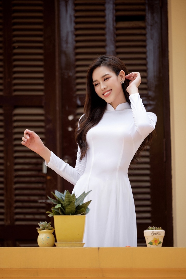 Chụp ảnh ở sân trường, Hoa hậu Đỗ Thị Hà khoe nhan sắc trong veo với áo dài  - 4