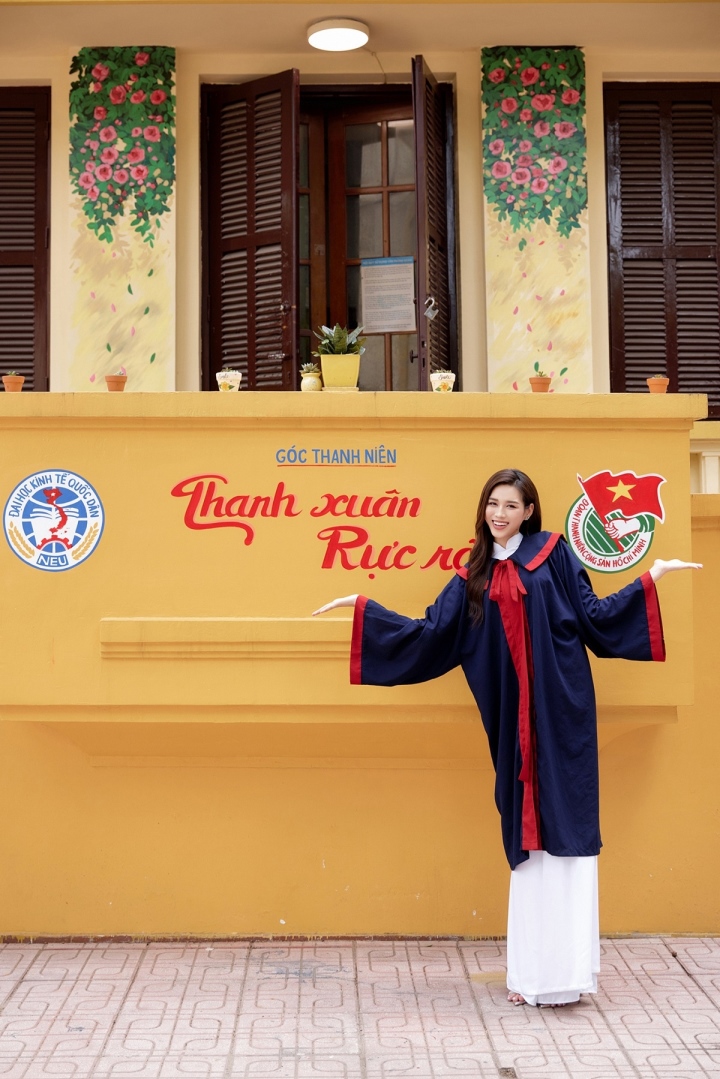 Chụp ảnh ở sân trường, Hoa hậu Đỗ Thị Hà khoe nhan sắc trong veo với áo dài  - 8