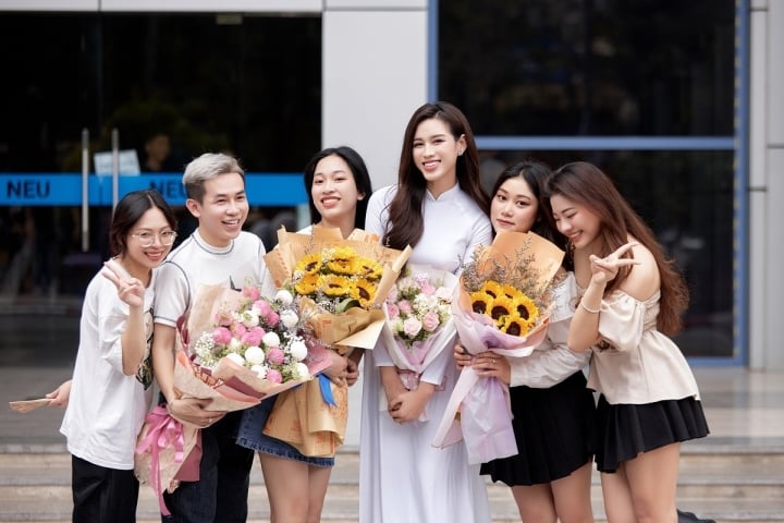 Chụp ảnh ở sân trường, Hoa hậu Đỗ Thị Hà khoe nhan sắc trong veo với áo dài  - 6