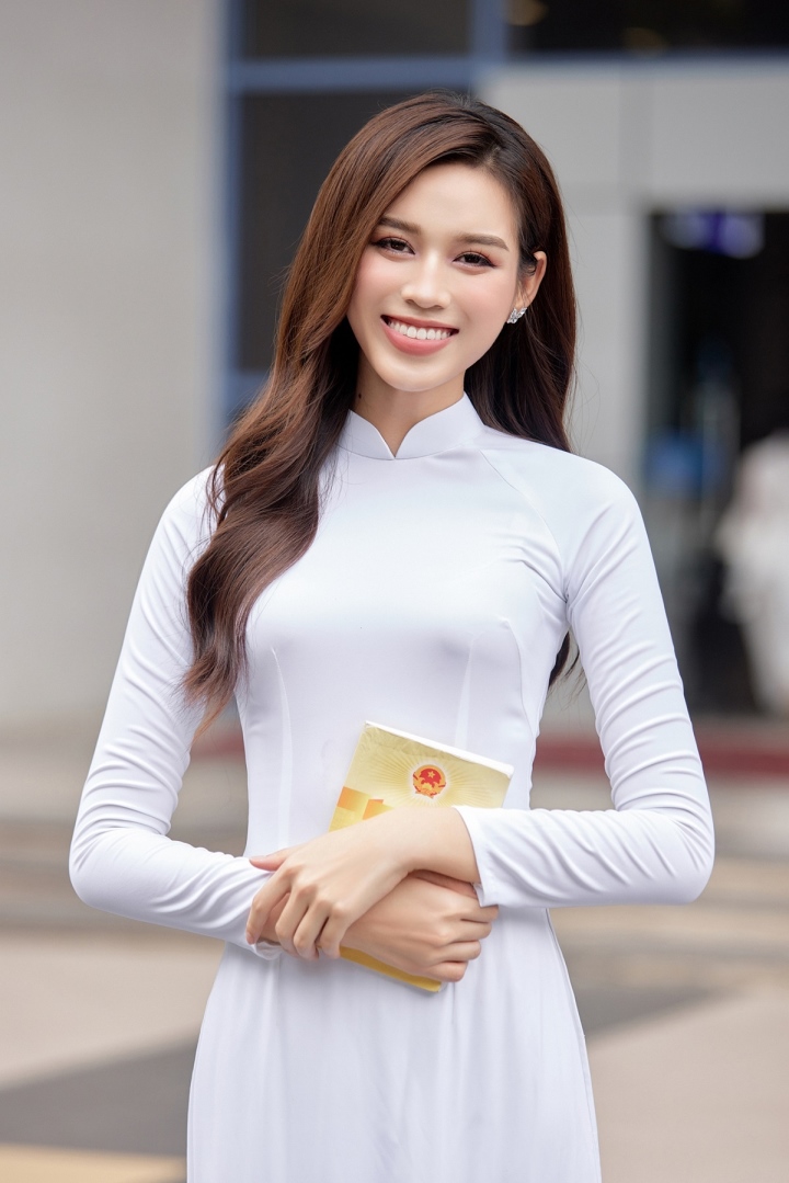 Chụp ảnh ở sân trường, Hoa hậu Đỗ Thị Hà khoe nhan sắc trong veo với áo dài  - 5