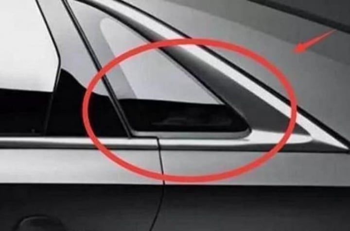 Khung cửa kính tam giác cố định phía sau hông xe ô tô có tác dụng gì? - 1