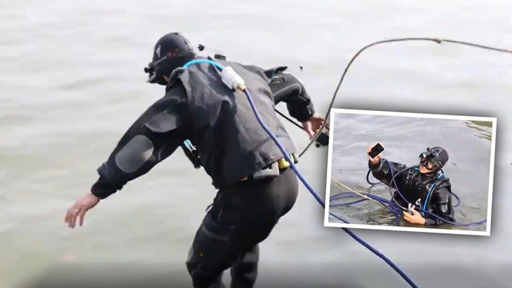 Người đàn ông Trung Quốc kiếm 1.500 USD mỗi ngày nhờ nhặt điện thoại dưới hồ - 1