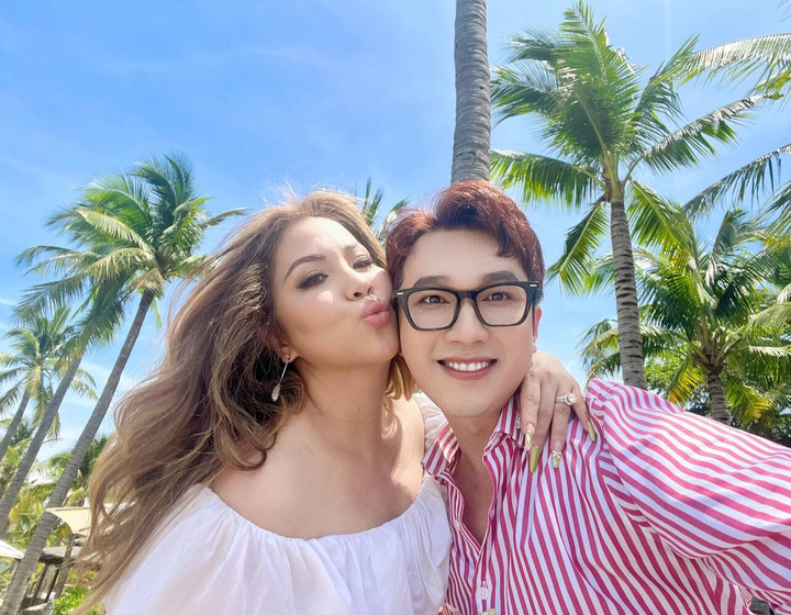 Sao Việt 13/5: Hồng Nhung trẻ trung với tóc hai bên, Mr Đàm tới thăm NS Mạc Can - 13