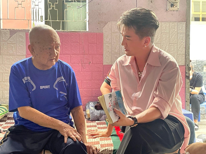 Sao Việt 13/5: Hồng Nhung trẻ trung với tóc hai bên, Mr Đàm tới thăm NS Mạc Can - 4