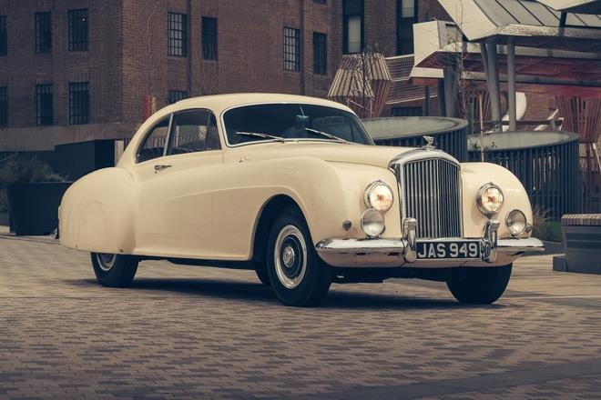 Cận cảnh chiếc Bentley Continental GT Azure độc nhất thế giới - 2