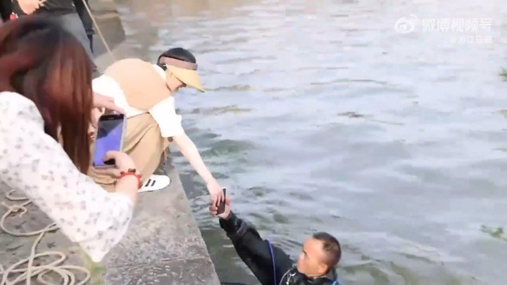 Người đàn ông Trung Quốc kiếm 1.500 USD mỗi ngày nhờ nhặt điện thoại dưới hồ - 2