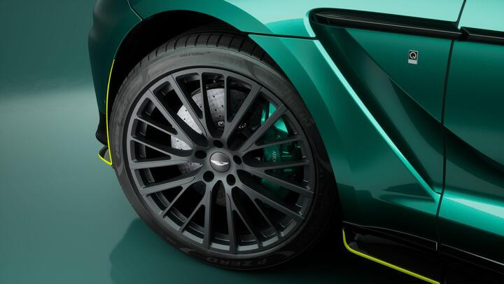 Aston Martin DBX707 AMR23 - siêu SUV mang phong cách xe đua F1 - 4