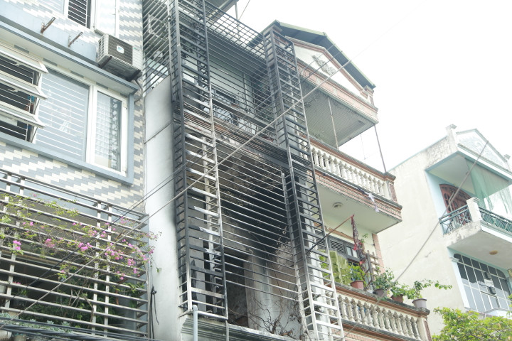 Mặt tiền tầng 2 và tầng 3 ngôi nhà bị cháy được lắp khung sắt bảo vệ.