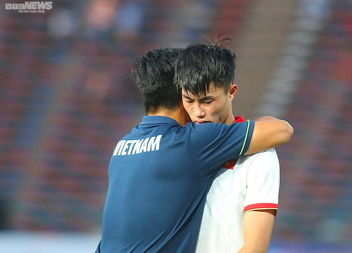 U22 Việt Nam bật khóc, gục ngã sau trận thua U22 Indonesia - 12