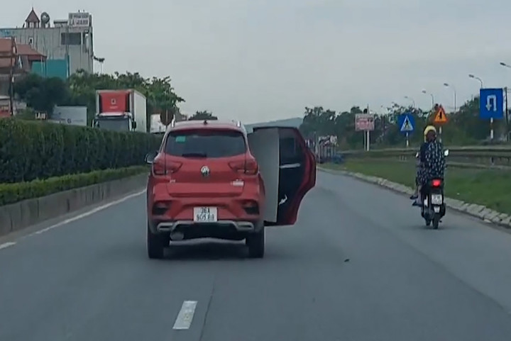 Xử phạt nữ tài xế ô tô con ngang nhiên mở cửa khi đi trên Quốc lộ 1A - 1