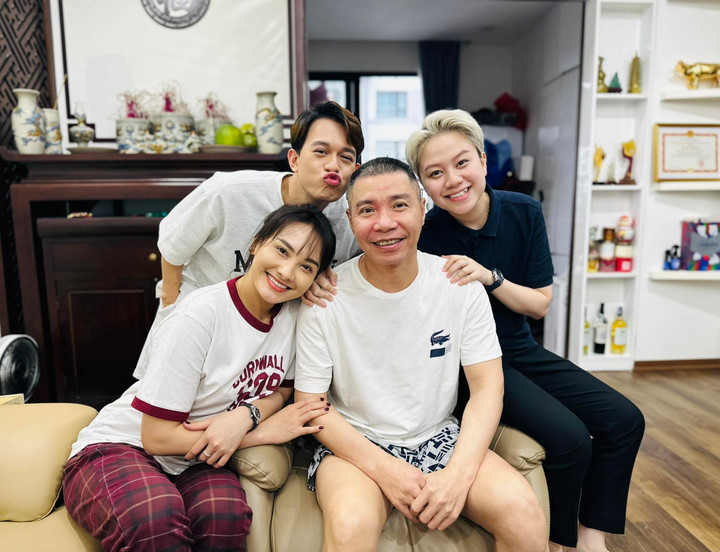 Sao Việt 15/5: Dàn diễn viên phim 'Về nhà đi con' tới thăm NSND Công Lý - 1