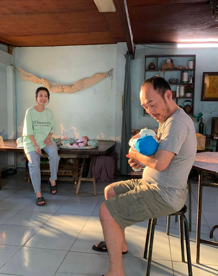 Sao Việt 15/5: Dàn diễn viên phim 'Về nhà đi con' tới thăm NSND Công Lý - 4