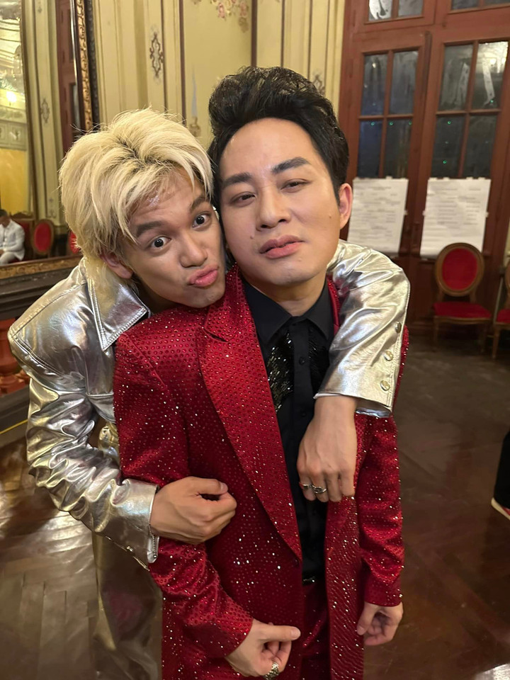 Sao Việt 15/5: Dàn diễn viên phim 'Về nhà đi con' tới thăm NSND Công Lý - 2