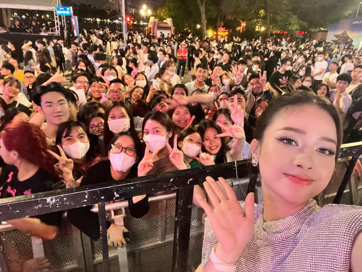 Sao Việt 15/5: Dàn diễn viên phim 'Về nhà đi con' tới thăm NSND Công Lý - 5