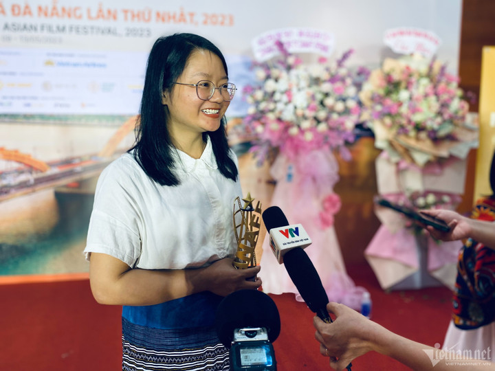 Trấn Thành vắng mặt, Hari Won thay chồng nhận giải 'Đạo diễn xuất sắc' - 5