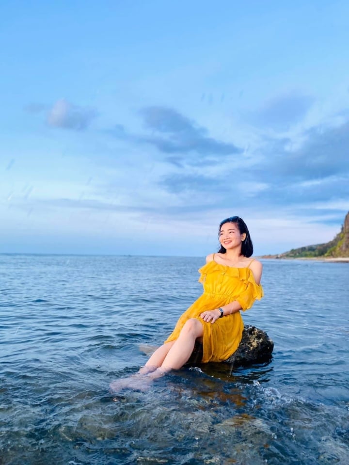 Nữ hoàng điền kinh Nguyễn Thị Oanh: Lúc điệu đà với váy, khi gợi cảm với bikini - 4