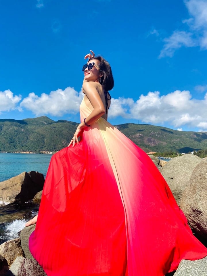 Nữ hoàng điền kinh Nguyễn Thị Oanh: Lúc điệu đà với váy, khi gợi cảm với bikini - 9