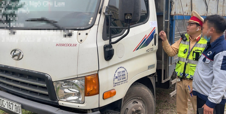 Xử phạt tài xế vi phạm nồng độ cồn, không nhường đường cho xe ưu tiên - 1