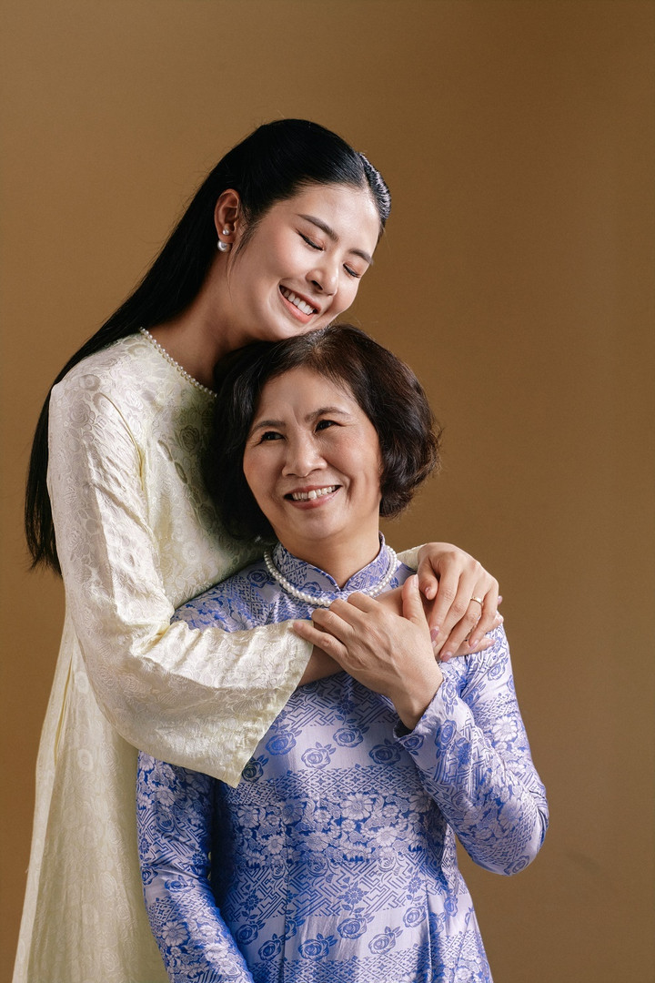 Hoa hậu Ngọc Hân lần đầu chụp ảnh cùng bà ngoại và mẹ - 8