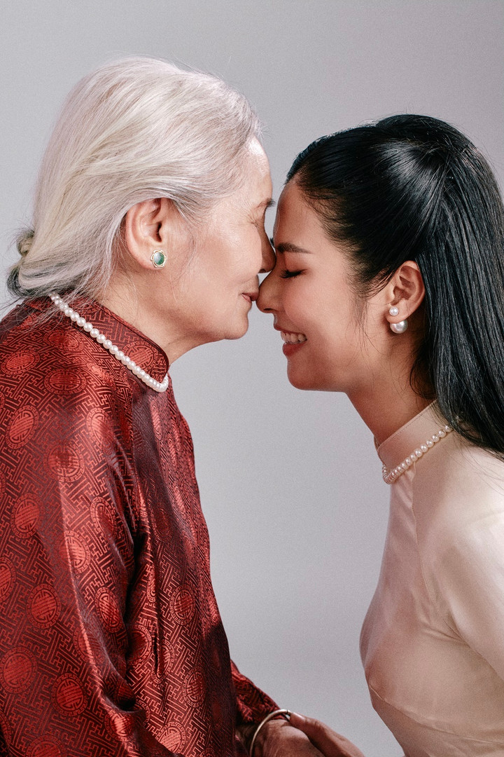 Hoa hậu Ngọc Hân lần đầu chụp ảnh cùng bà ngoại và mẹ - 9