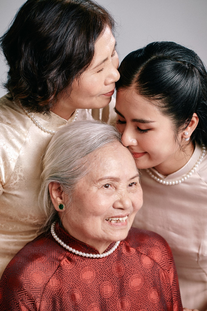 Hoa hậu Ngọc Hân lần đầu chụp ảnh cùng bà ngoại và mẹ - 3