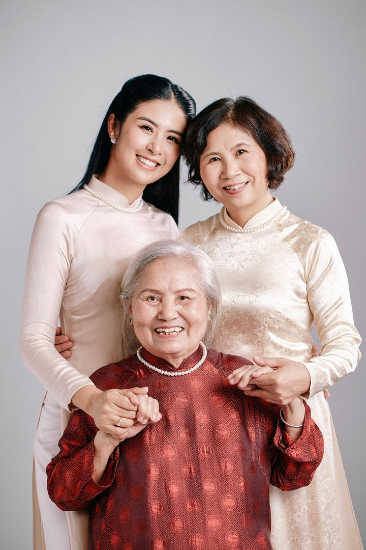 Hoa hậu Ngọc Hân lần đầu chụp ảnh cùng bà ngoại và mẹ - 5