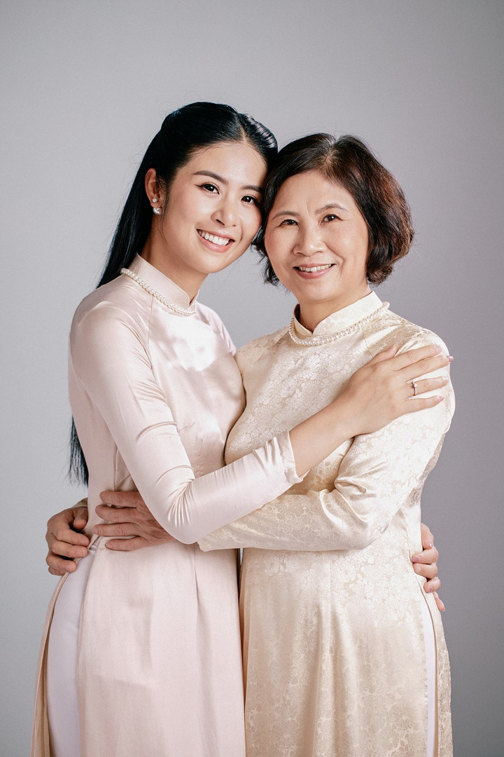 Hoa hậu Ngọc Hân lần đầu chụp ảnh cùng bà ngoại và mẹ - 6