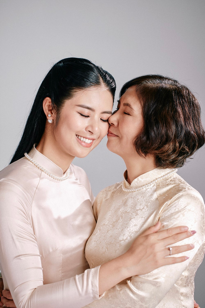 Hoa hậu Ngọc Hân lần đầu chụp ảnh cùng bà ngoại và mẹ - 7