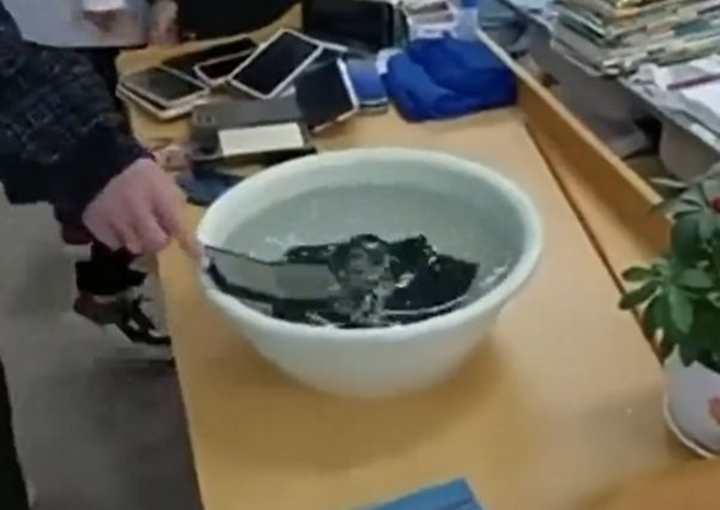 Cô giáo rửa điện thoại của 20 học sinh vì vi phạm nội quy - 1