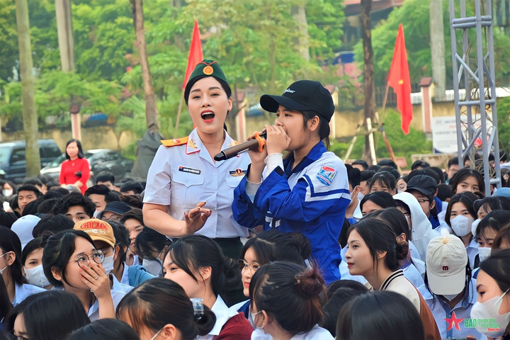 Thượng tá, NSƯT Hương Giang trong một chương tình biểu diễn cho các bạn trẻ.