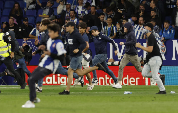 Dàn sao Barca chạy tán loạn vì bị CĐV quá khích truy đuổi - 7