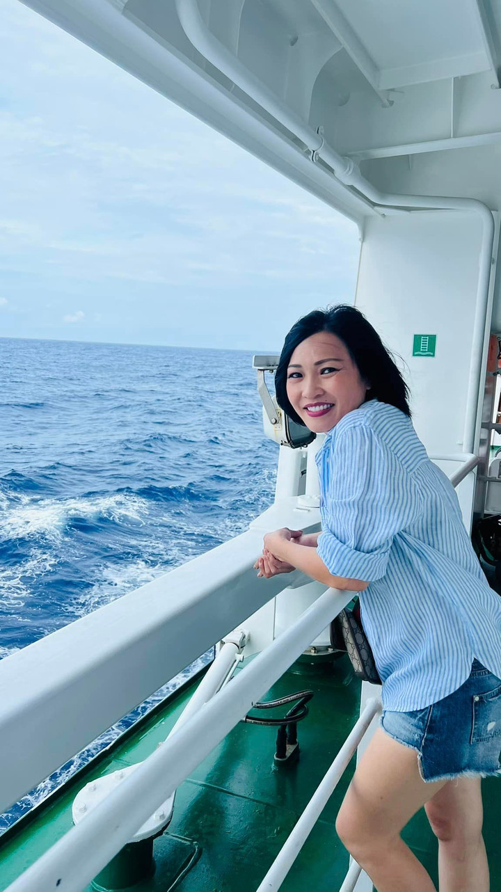 Sao Việt 16/5: Hà Hồ gợi cảm, Minh Hằng hạnh phúc khoe bụng bầu - 7