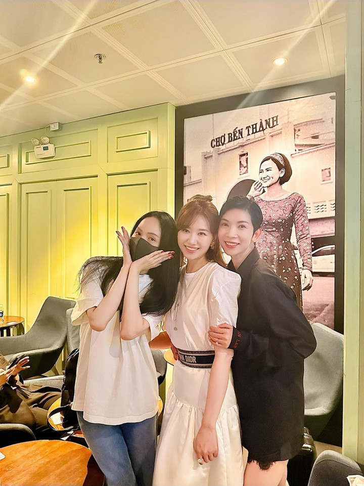 Sao Việt 16/5: Hà Hồ gợi cảm, Minh Hằng hạnh phúc khoe bụng bầu - 10