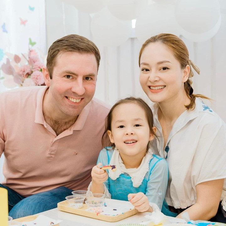 Sao Việt 16/5: Hà Hồ gợi cảm, Minh Hằng hạnh phúc khoe bụng bầu - 9