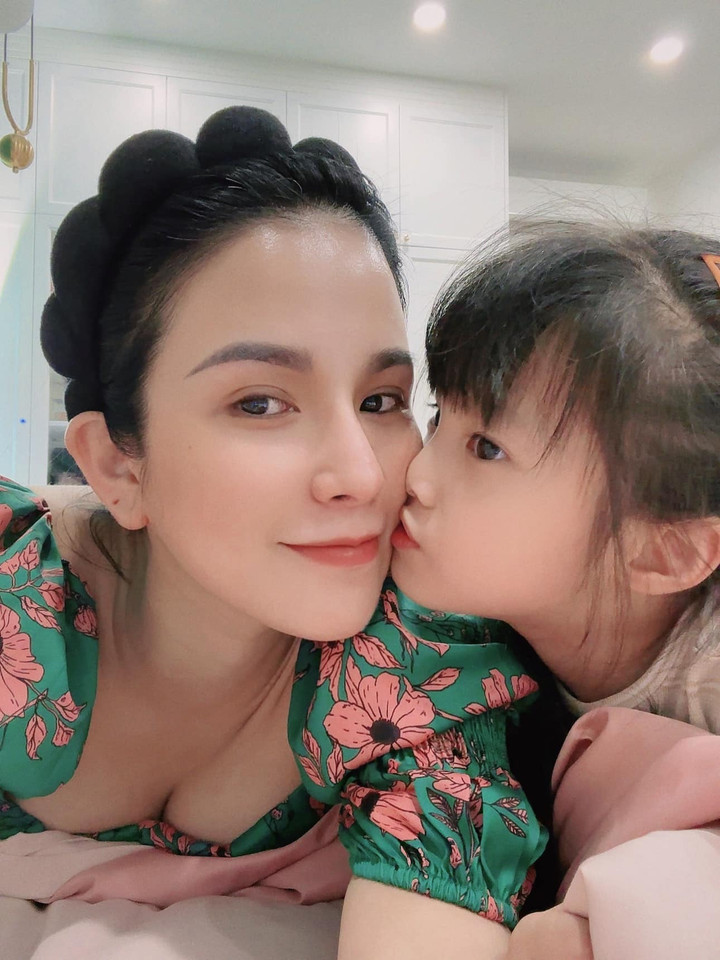 Sao Việt 16/5: Hà Hồ gợi cảm, Minh Hằng hạnh phúc khoe bụng bầu - 6