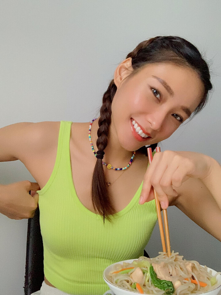 Bà xã Lý Hoàng Nam: Hot girl RMIT với gu thời trang gợi cảm - 11