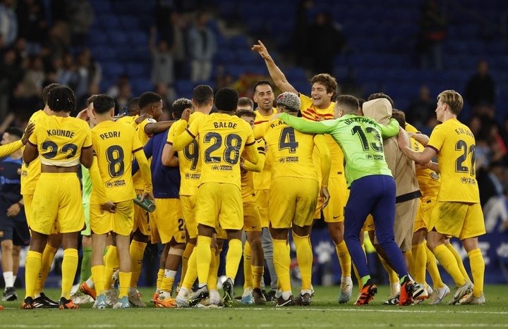 Dàn sao Barca chạy tán loạn vì bị CĐV quá khích truy đuổi - 1