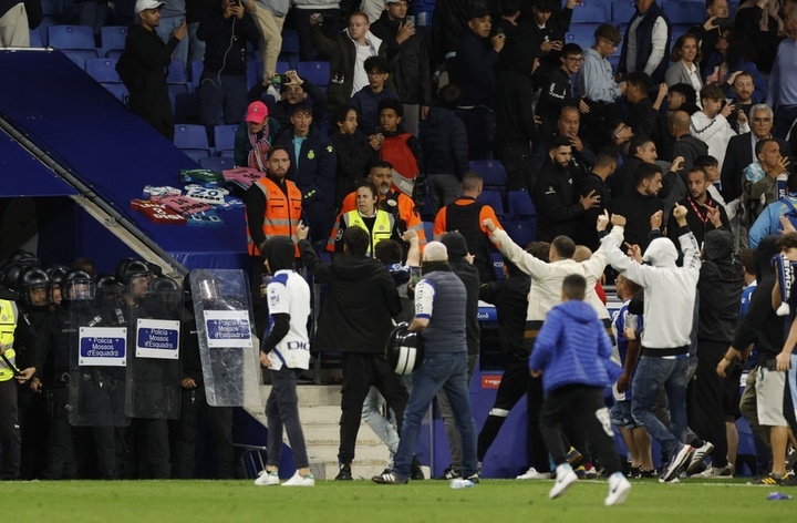 Dàn sao Barca chạy tán loạn vì bị CĐV quá khích truy đuổi - 6