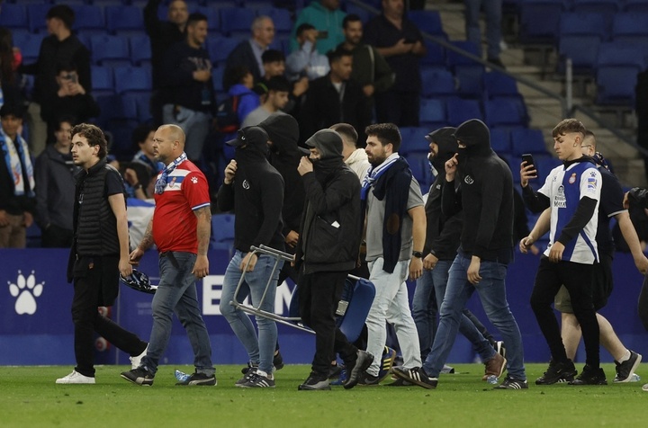 Dàn sao Barca chạy tán loạn vì bị CĐV quá khích truy đuổi - 4