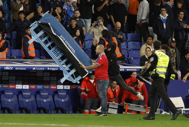 Dàn sao Barca chạy tán loạn vì bị CĐV quá khích truy đuổi - 3